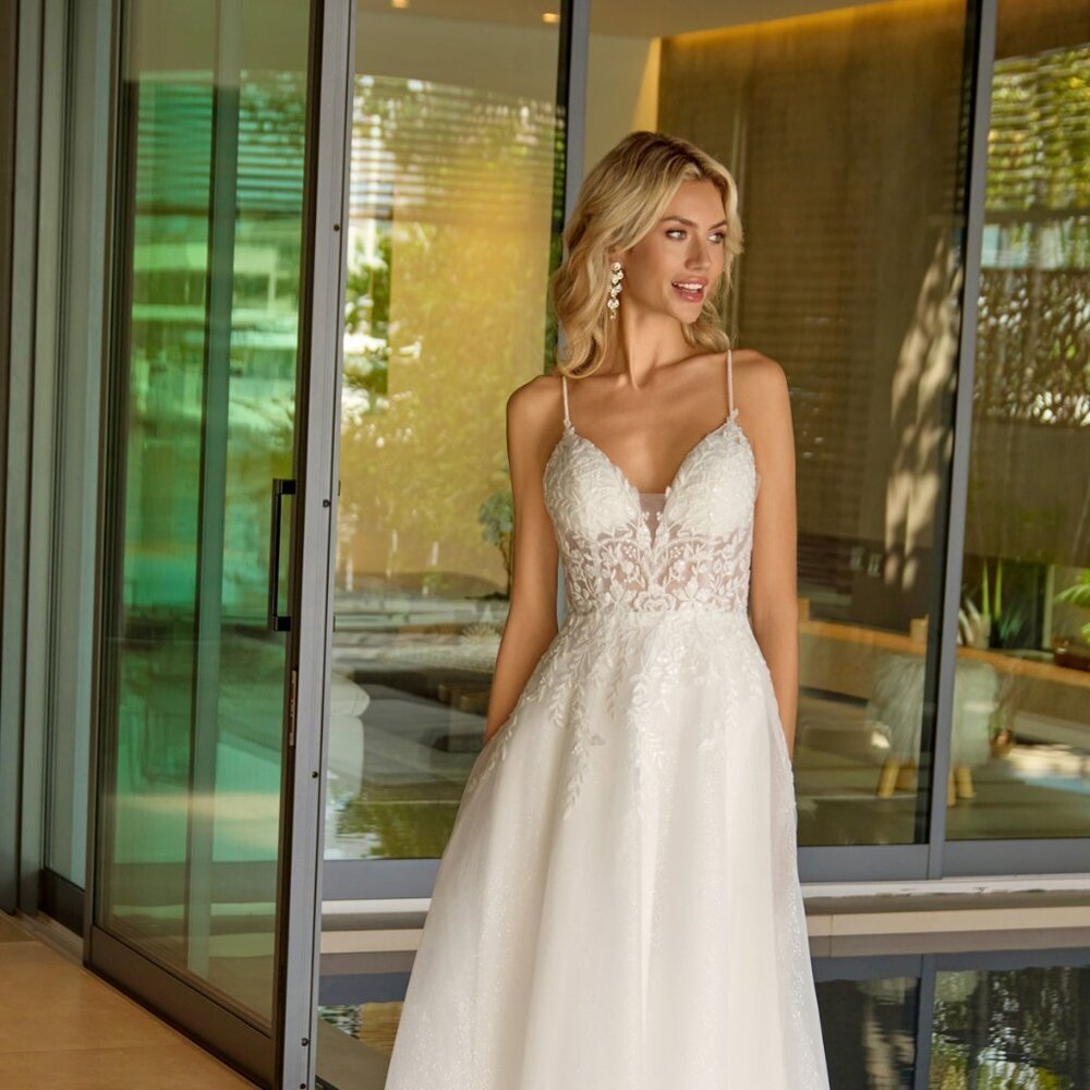 New Off White Romantic Wedding Gown w/ Floral Motif & Layered Skirt JT2633LW